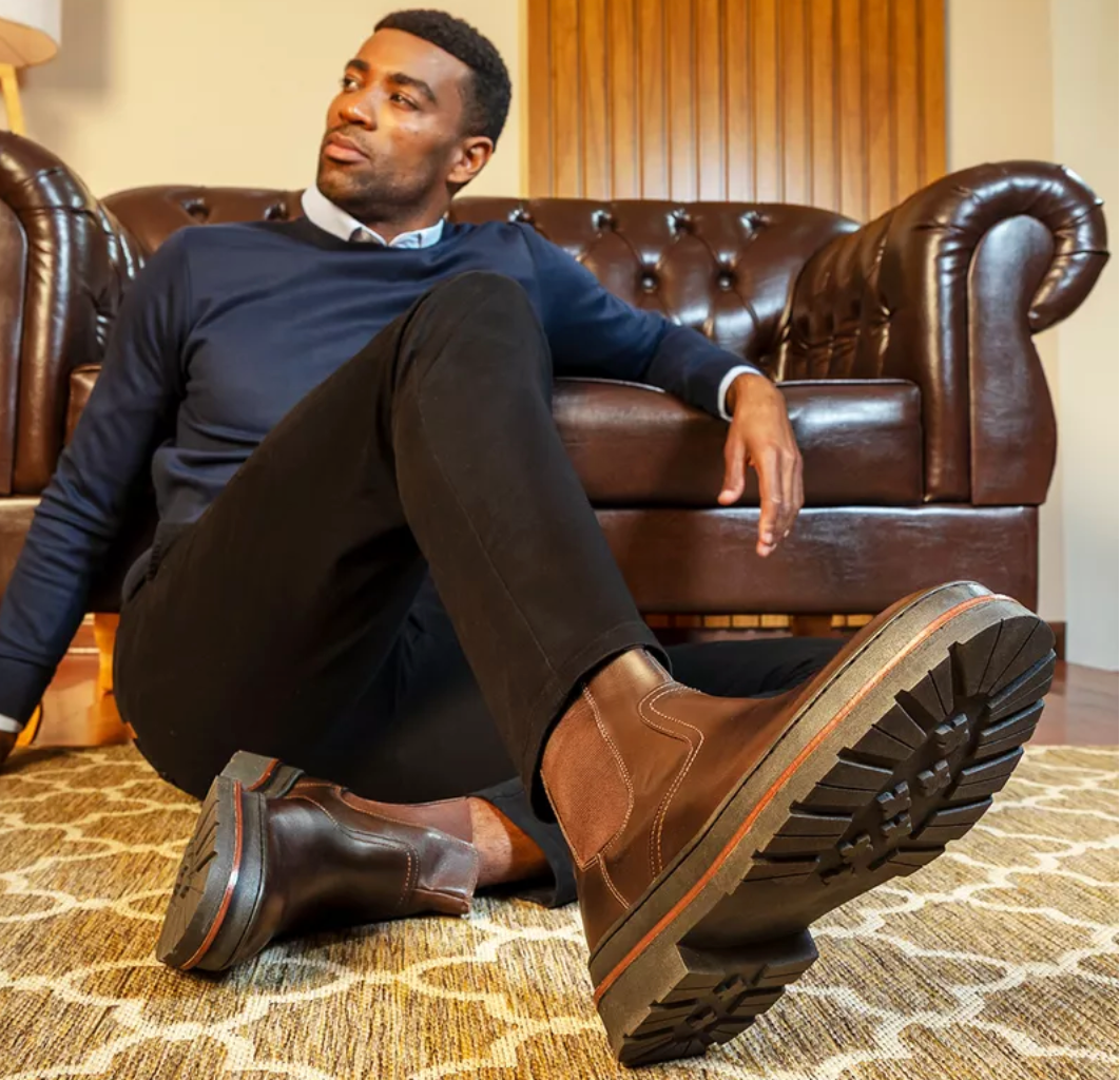 Bota Chelsea Londres em Couro - Café + Brinde Porta Cartão