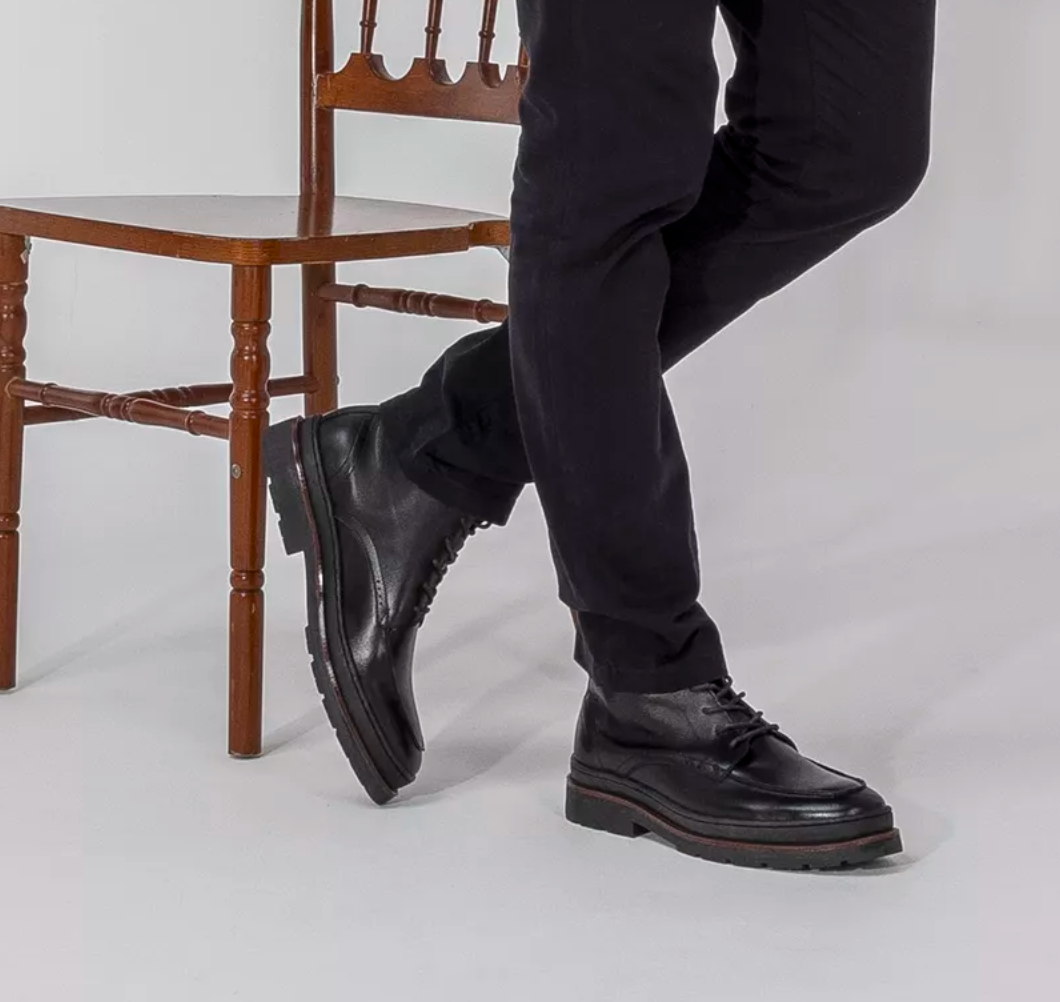 Bota Londres em Couro - Preto + Brinde Porta Cartão